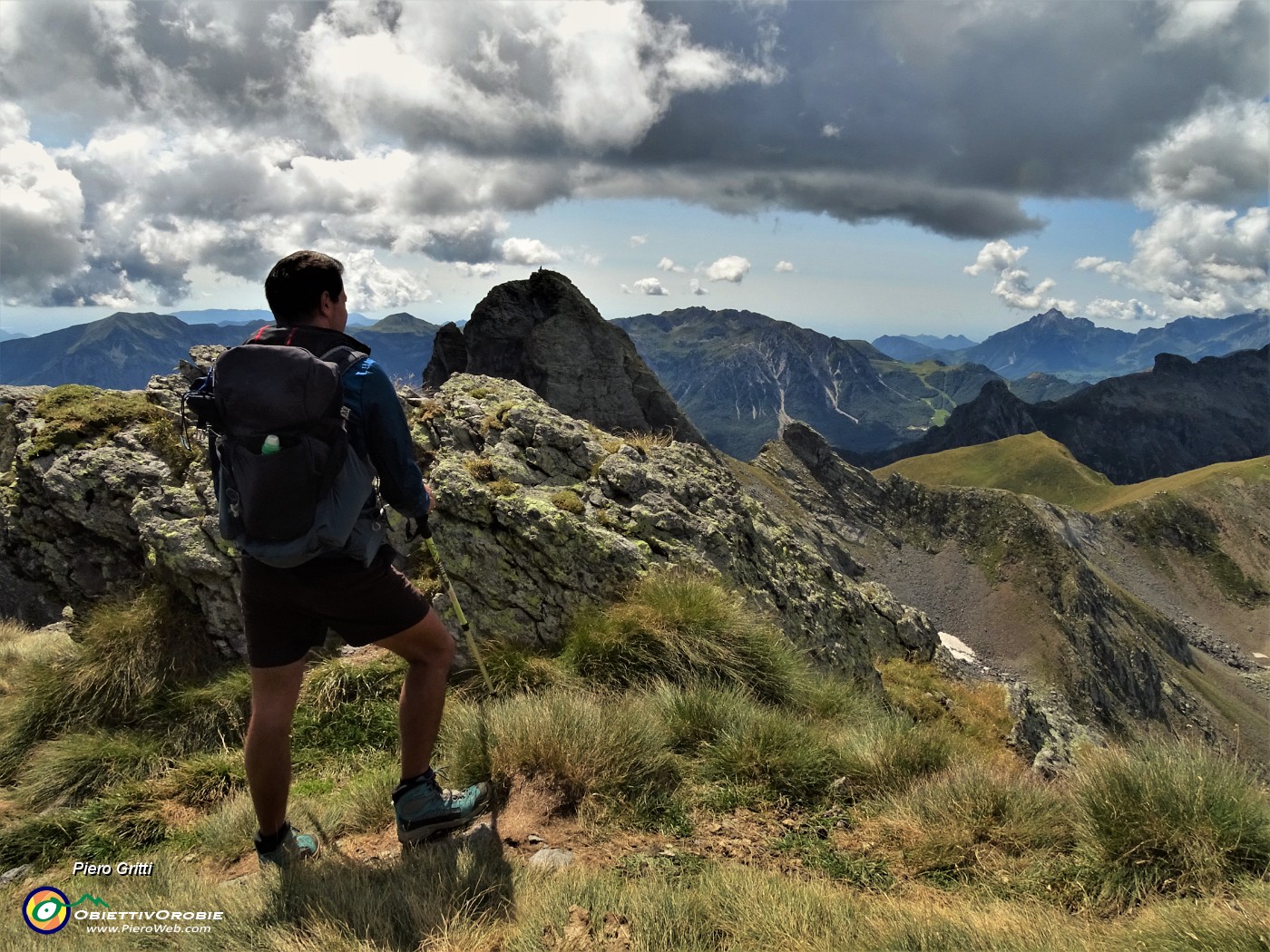 66 Da pochi passi dalla vetta del Ponteranica centr. bella vista verso Valletto e Monte di sopra .JPG